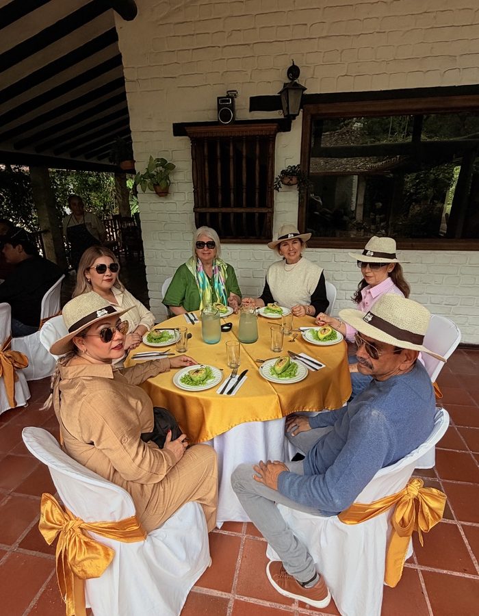 Grupo de viajeros disfrutando un almuerzo típico en Hacienda Coloma, durante el Coffee Tour