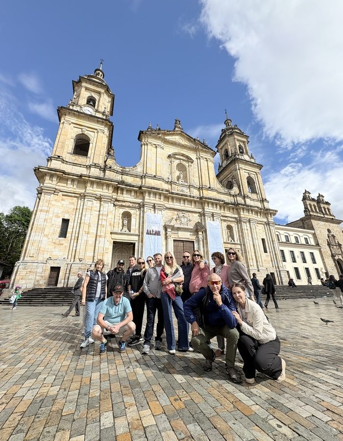 Grupo de viajeros frente a la Catedral Primada en la Plaza de Bolívar