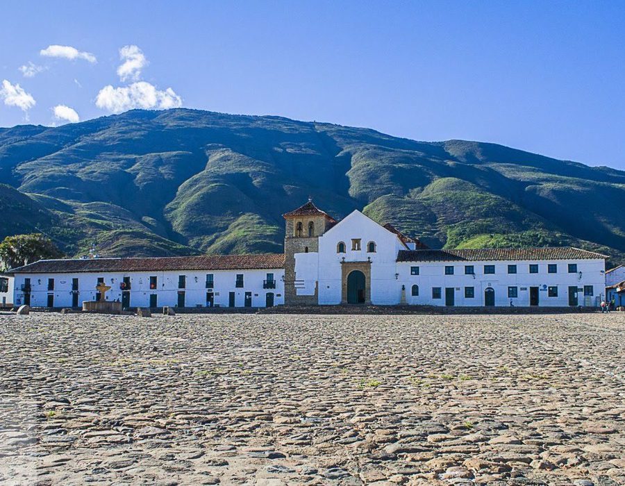 Plaza Mayor de Villa de Leyva con las montañas de fondo