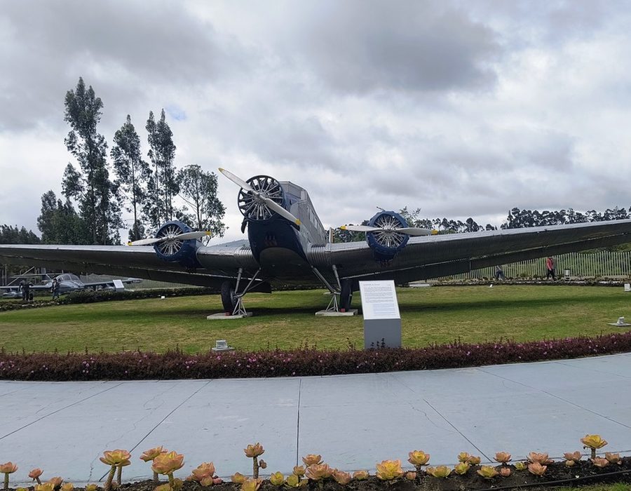 Avión antiguo exhibido en el Museo Aeroespacial de Parque Jaime Duque