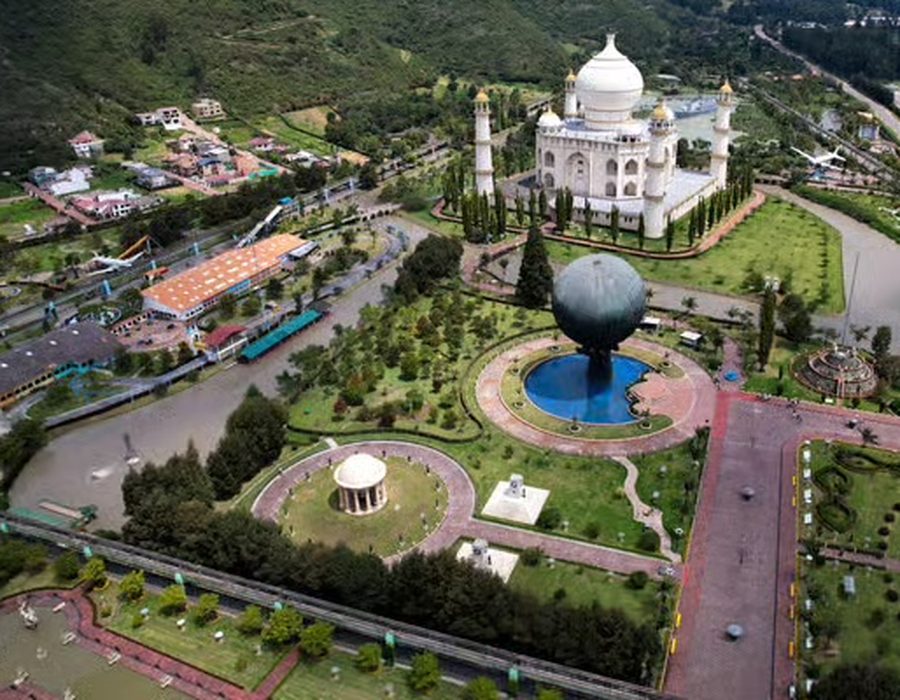 Vista aérea de Parque Jaime Duque con la réplica del Taj Mahal