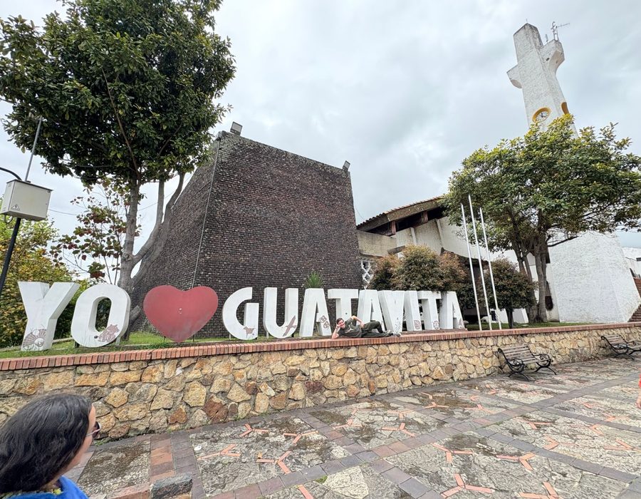 Letrero Yo amo Guatavita, en la plaza principal