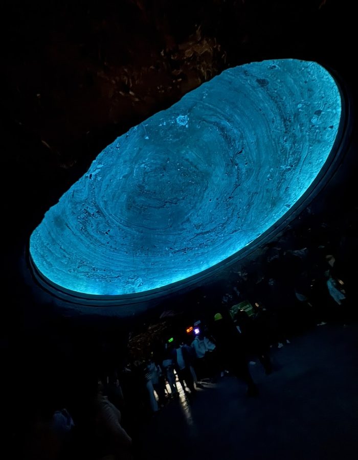 Escultura circular iluminada en azul dentro de la Catedral de Sal de Zipaquirá