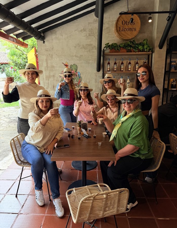 Grupo de viajeros brindando durante una cata de café en el Coffee Tour