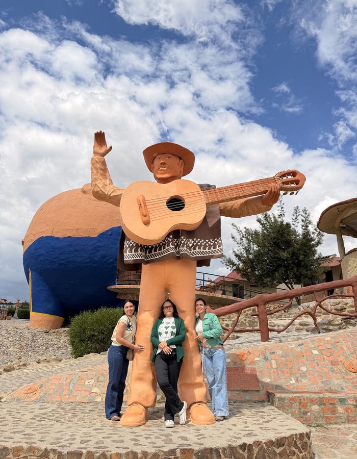Viajeras posando junto a la estatua del guitarrista en Ráquira