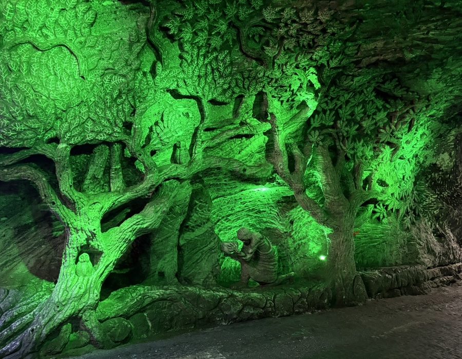 Relieve tallado en sal representando el Huerto de Getsemaní, iluminado en verde, en la Catedral de Sal