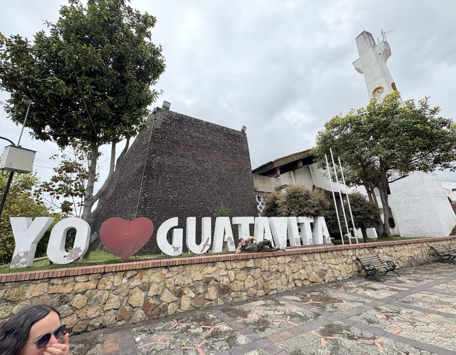 Letrero Yo amo Guatavita en la plaza principal, otro ángulo