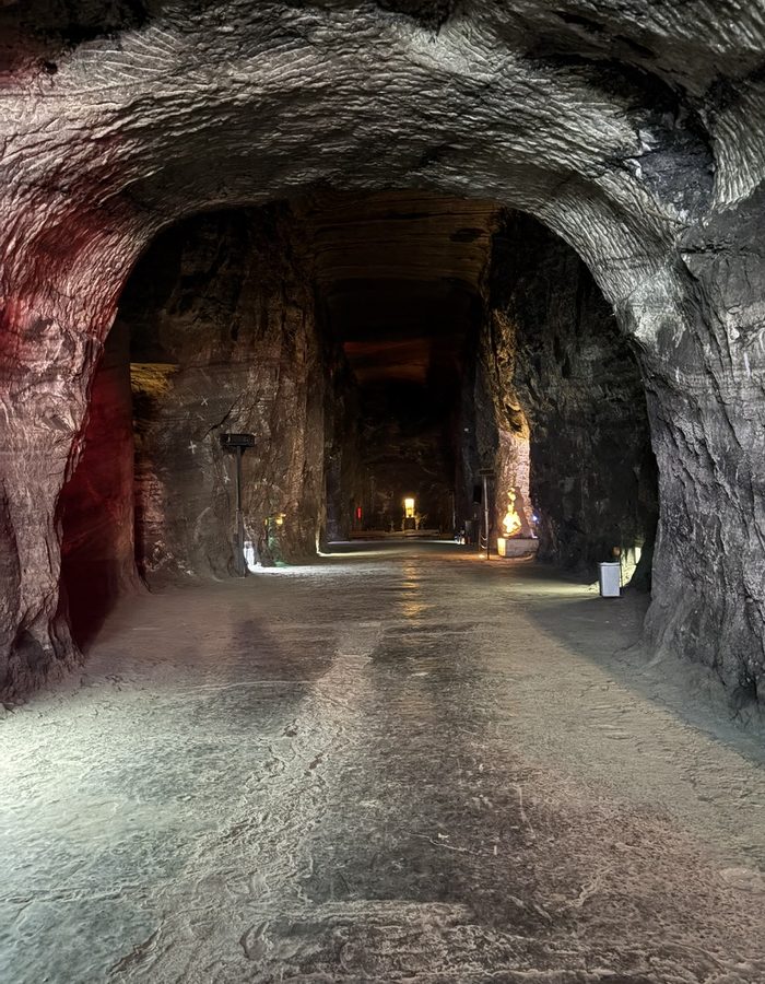 Túnel excavado en roca de sal en la Catedral de Sal de Zipaquirá