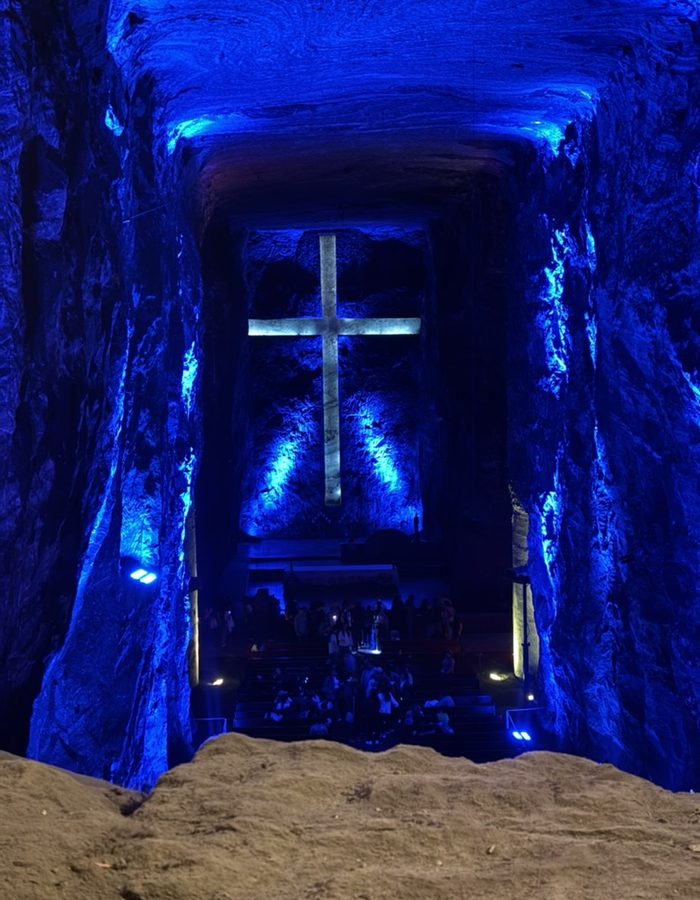 Cruz iluminada dentro de la Catedral de Sal de Zipaquirá