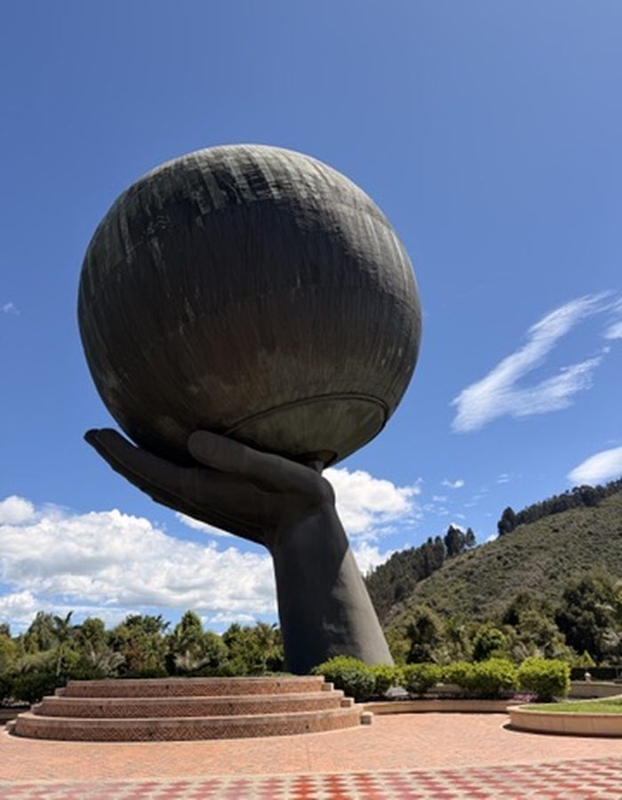 Monumento de la mano sosteniendo el mundo en Parque Jaime Duque