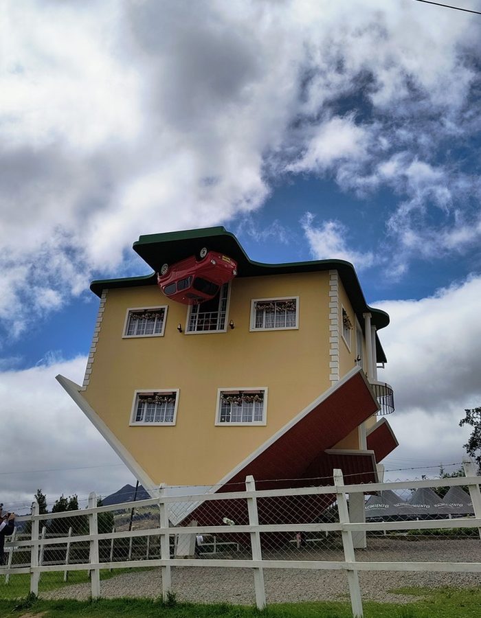 La Casa al Revés en Guatavita, construida de cabeza